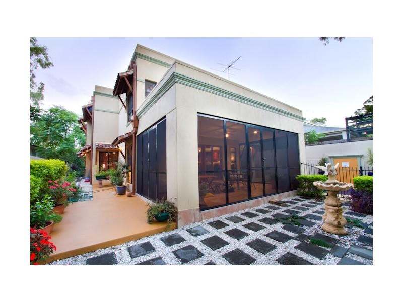 11 Boomerang Street, St Lucia QLD 4067