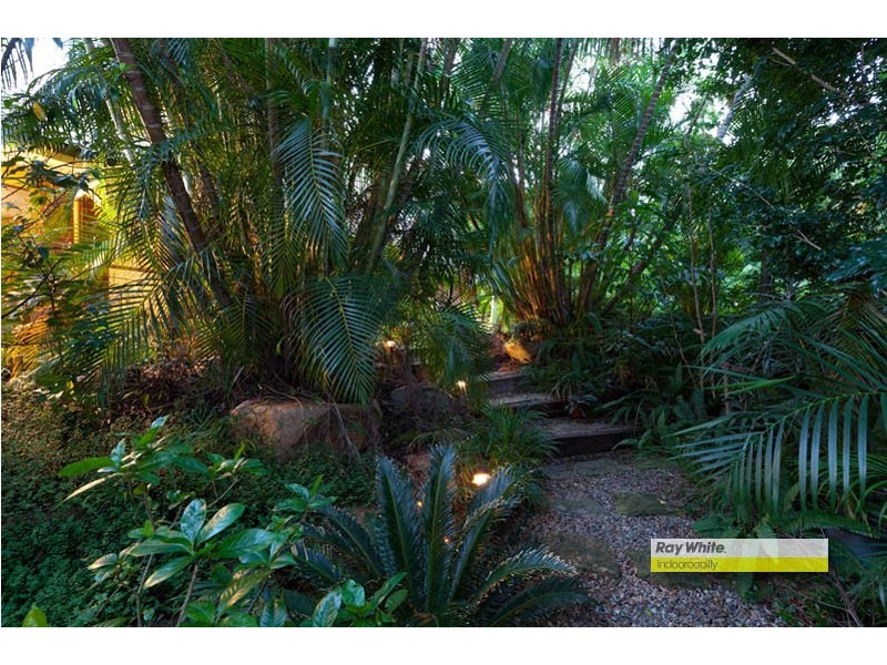 11 St Andrews Place, Indooroopilly QLD 4068