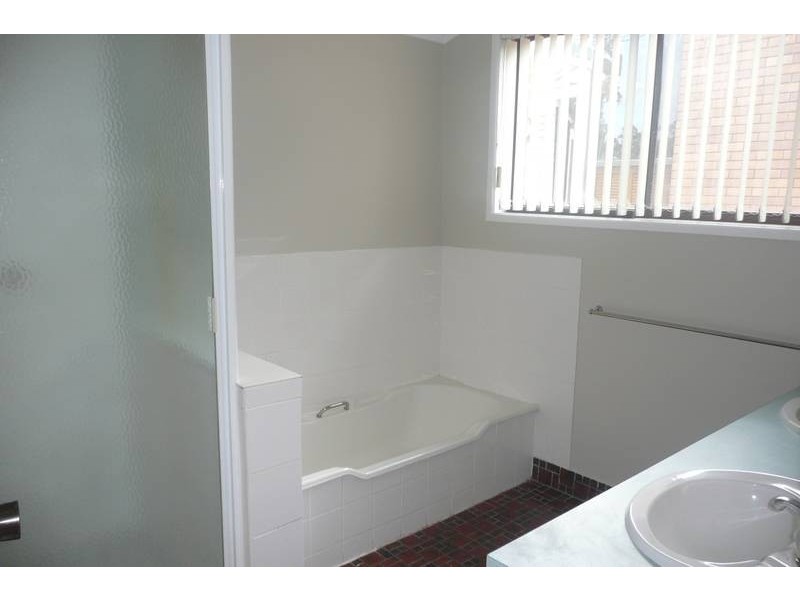 8 Steptoe St, Chapel Hill QLD 4069