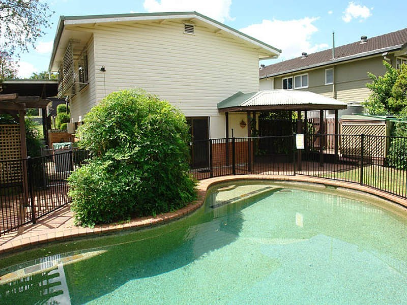 4 Jeymer Street, Kenmore QLD 4069