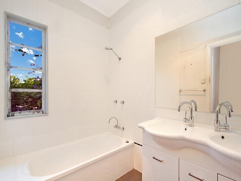 33 Newcomen Street, Indooroopilly QLD 4068