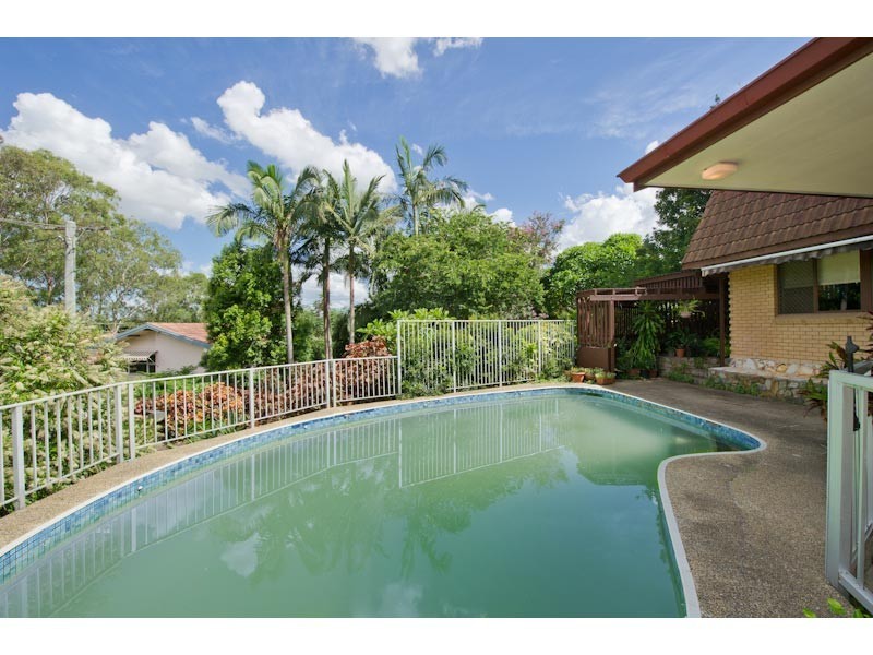 6 Dyer Street, Chapel Hill QLD 4069
