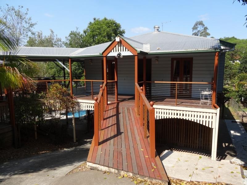 10 Burbong Street, Chapel Hill QLD 4069