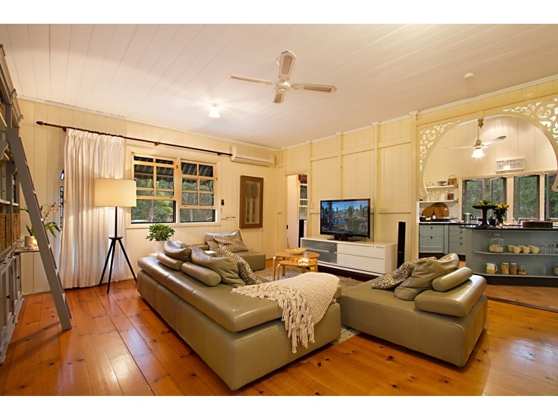 8 Handel Street, Indooroopilly QLD 4068