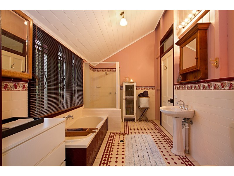 8 Handel Street, Indooroopilly QLD 4068