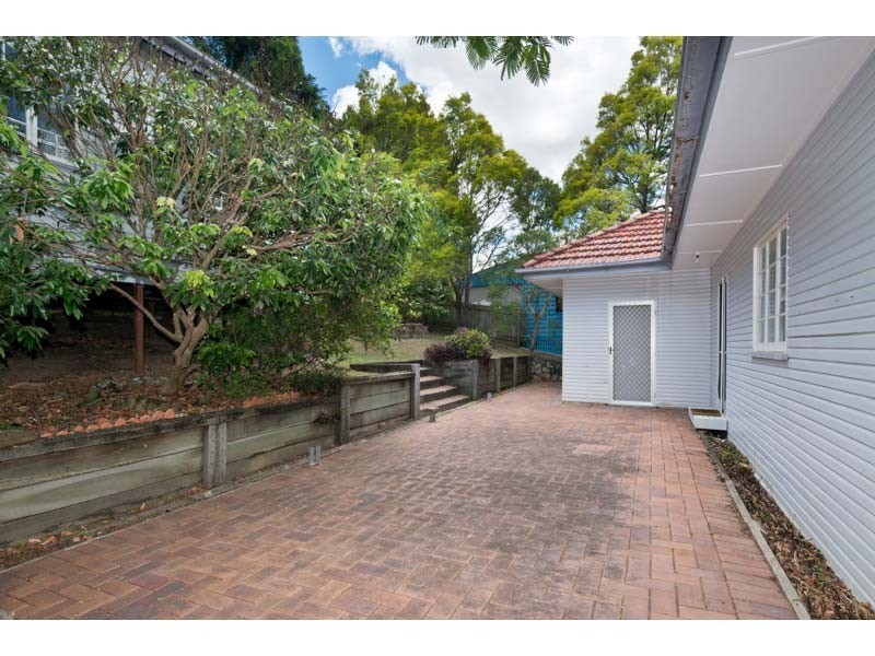 9 Disraeli Street, Indooroopilly QLD 4068
