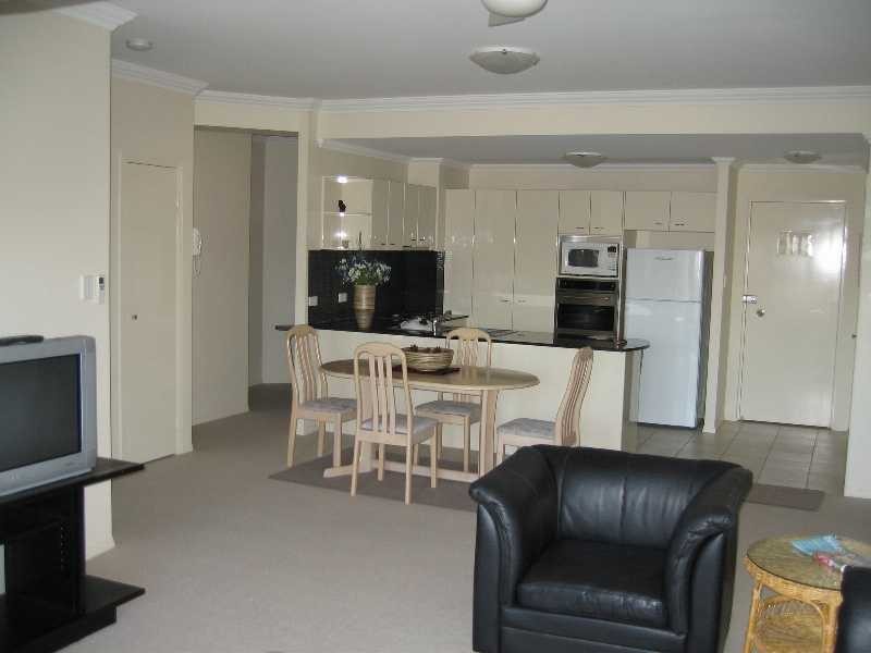 24/11 Grosvenor Road, Indooroopilly QLD 4068