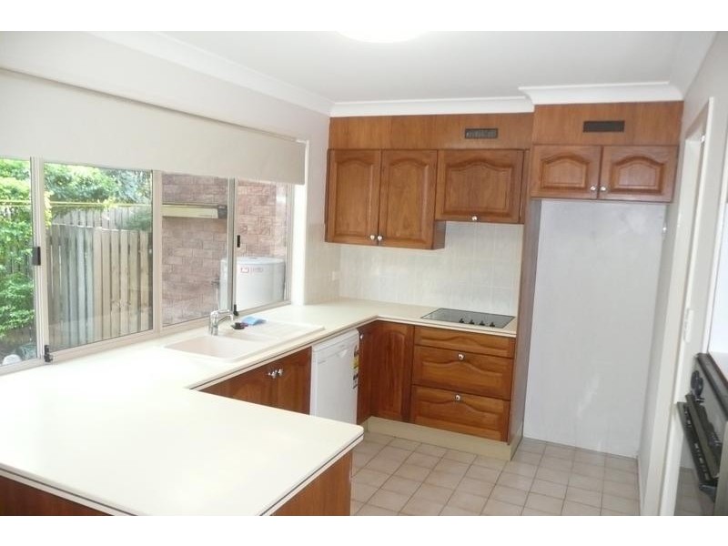 2/42 Newcross Street, Indooroopilly QLD 4068