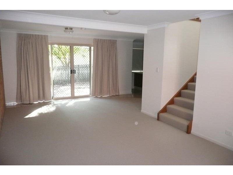 2/42 Newcross Street, Indooroopilly QLD 4068