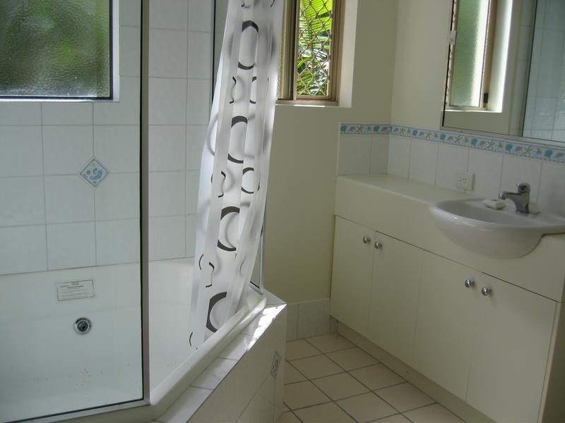 2/77 Fairley Street, Indooroopilly QLD 4068