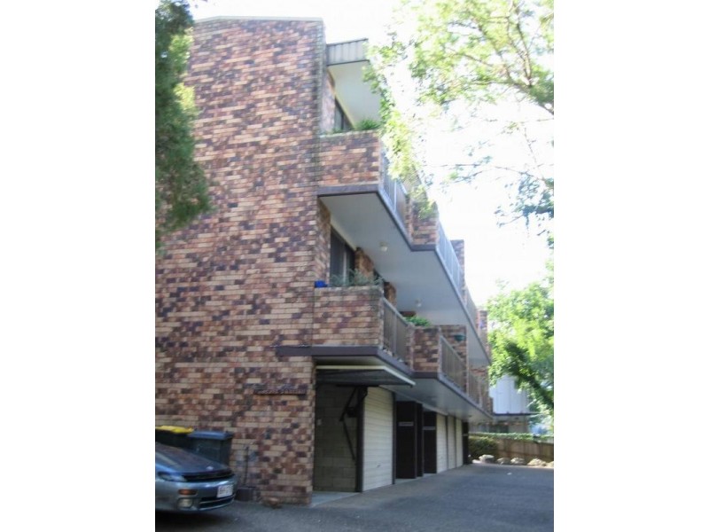 2/114 Carmody Road, St Lucia QLD 4067