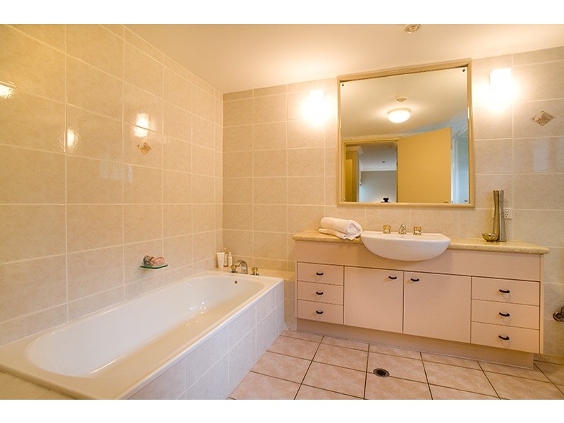 2/172 Macquarie Street, St Lucia QLD 4067