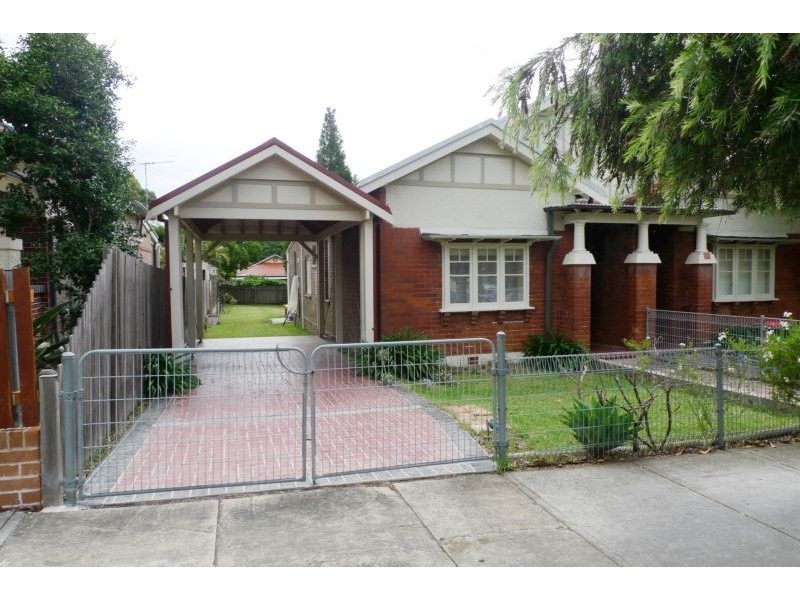8 Hammond Ave, Croydon NSW 2132