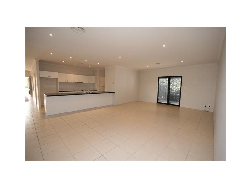 33 Dotterel Crescent, North Lakes QLD 4509