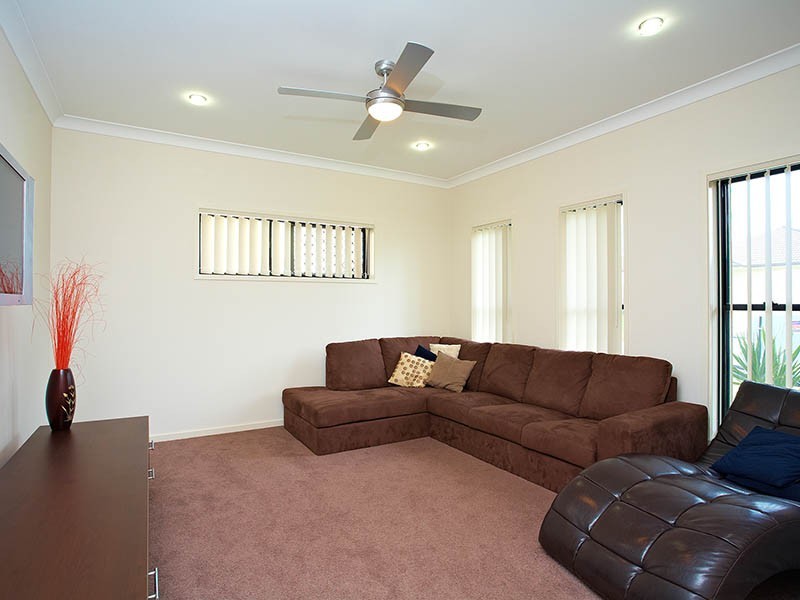 8 Rawlins Crescent, North Lakes QLD 4509