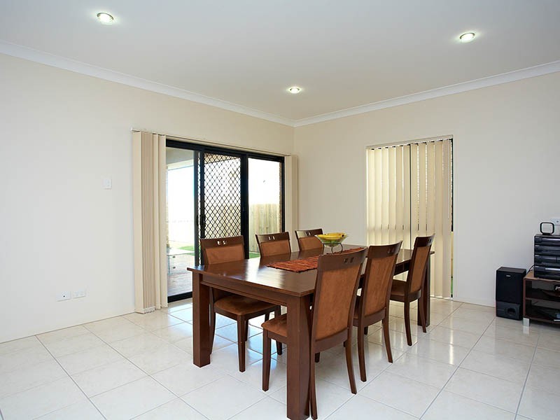 8 Rawlins Crescent, North Lakes QLD 4509