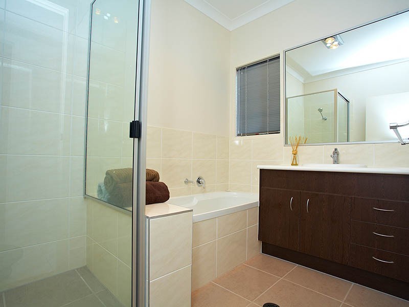 8 Rawlins Crescent, North Lakes QLD 4509