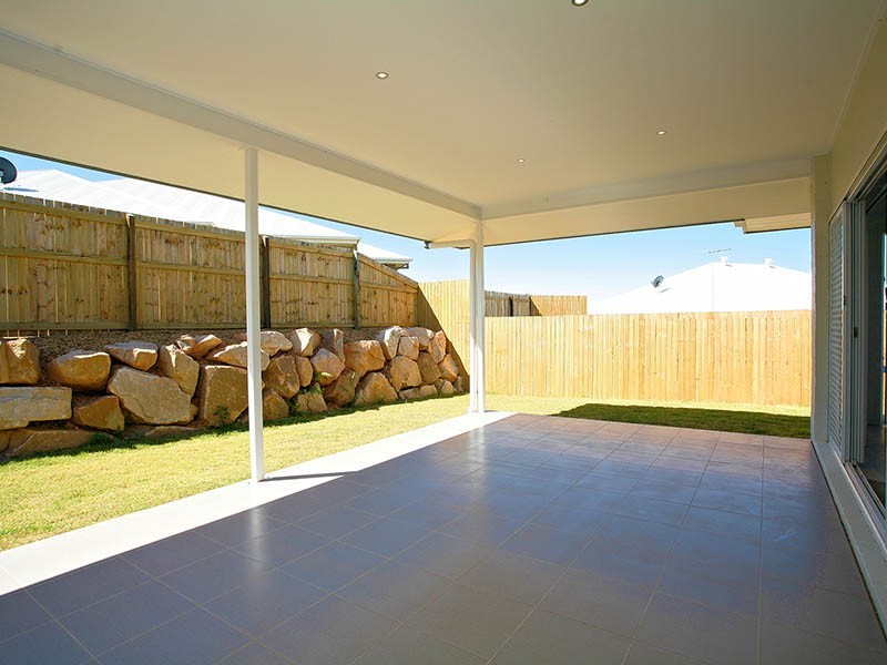 15 Rawlins Crescent, North Lakes QLD 4509