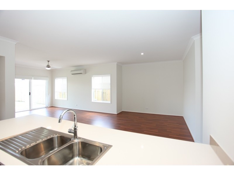 15 Dunes Crescent, North Lakes QLD 4509