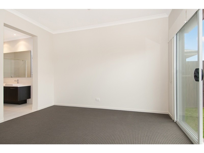 33 Riviera Crescent, North Lakes QLD 4509