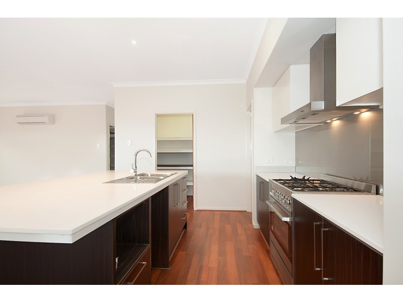 33 Riviera Crescent, North Lakes QLD 4509