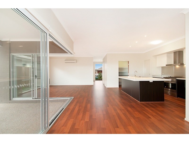 33 Riviera Crescent, North Lakes QLD 4509