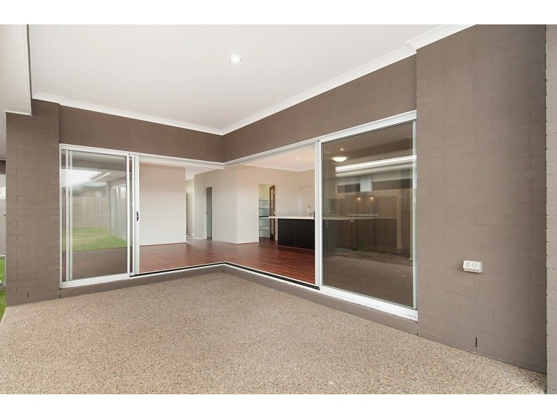33 Riviera Crescent, North Lakes QLD 4509