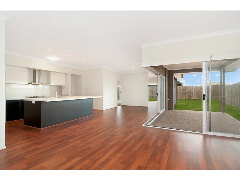 33 Riviera Crescent, North Lakes QLD 4509