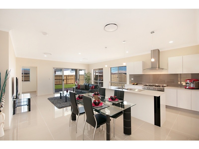 10 Riviera Crescent, North Lakes QLD 4509