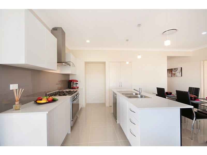10 Riviera Crescent, North Lakes QLD 4509