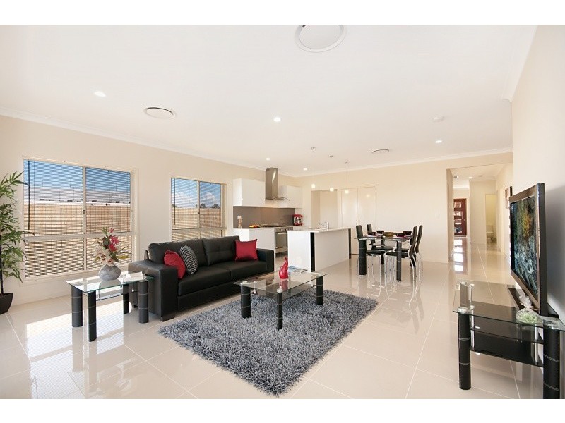 10 Riviera Crescent, North Lakes QLD 4509