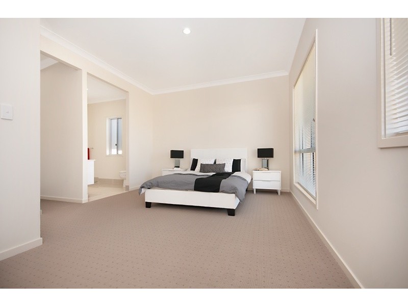 10 Riviera Crescent, North Lakes QLD 4509