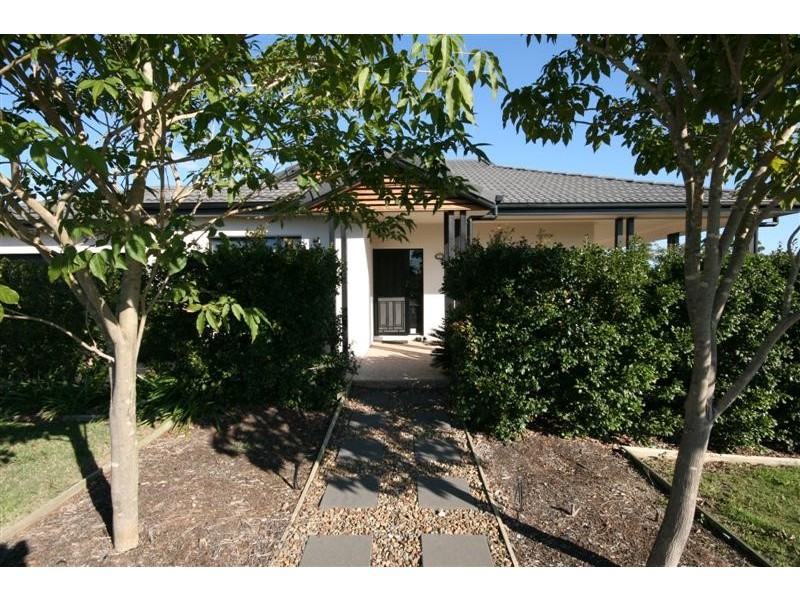 33 Dotterel Crescent, North Lakes QLD 4509