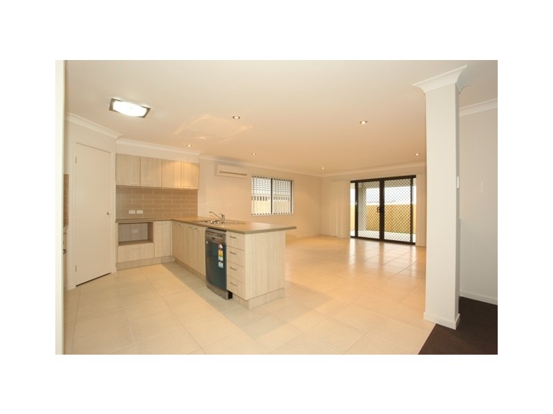 11 Riviera Crescent, North Lakes QLD 4509