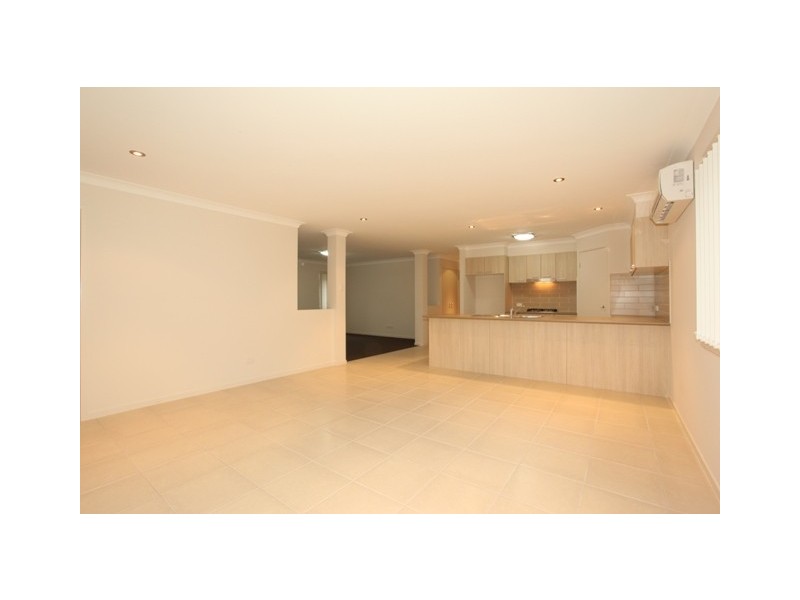 11 Riviera Crescent, North Lakes QLD 4509