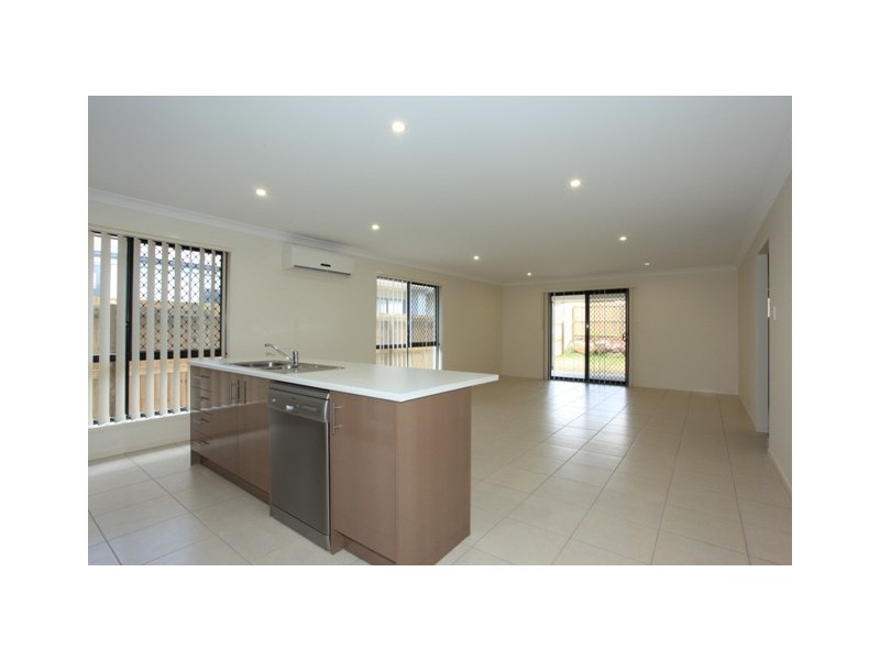 25 Dunes Crescent, North Lakes QLD 4509