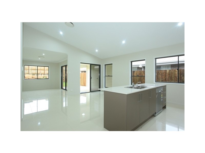 72 Mackintosh Drive, North Lakes QLD 4509