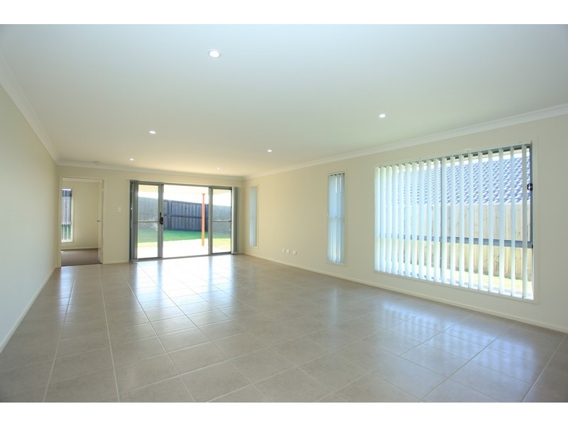 18 Williams Crescent, North Lakes QLD 4509