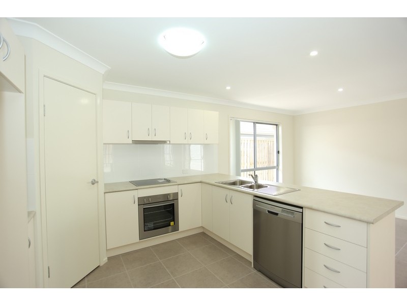 5 Riviera Crescent, North Lakes QLD 4509