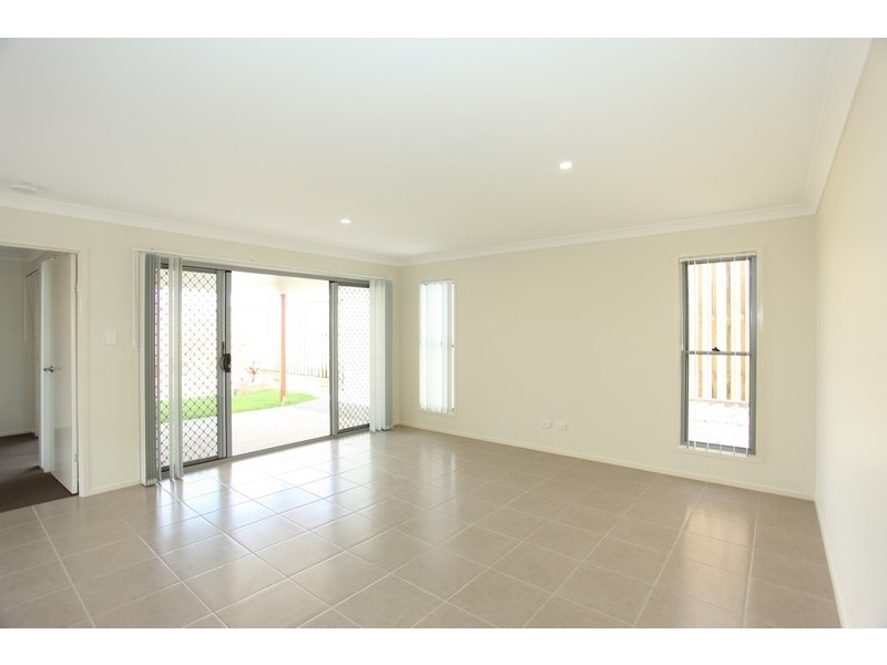 5 Riviera Crescent, North Lakes QLD 4509