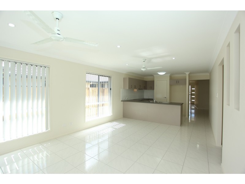 25 Riviera Crescent, North Lakes QLD 4509