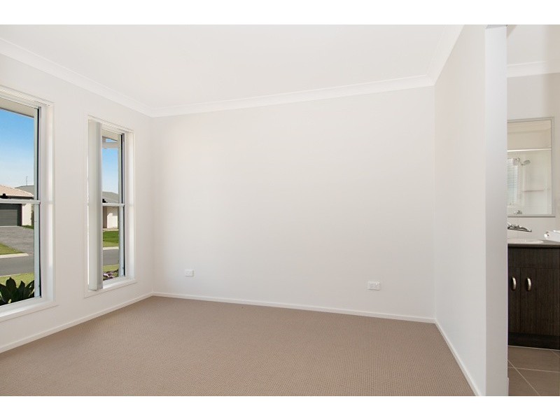 9 Williams Crescent, North Lakes QLD 4509