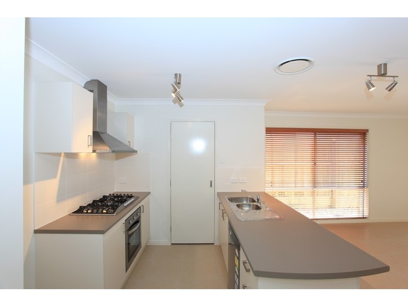 90 Mackintosh Drive, North Lakes QLD 4509