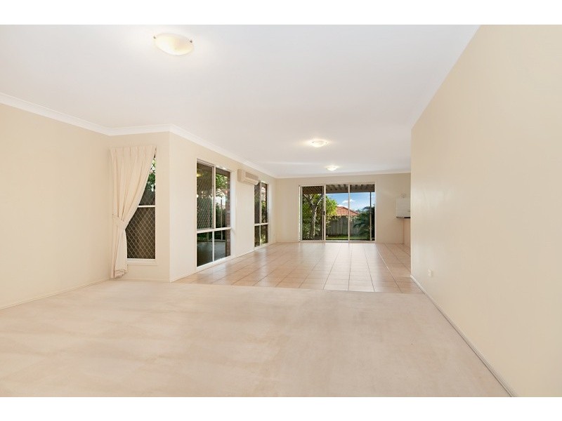 33 Southerden Drive, North Lakes QLD 4509