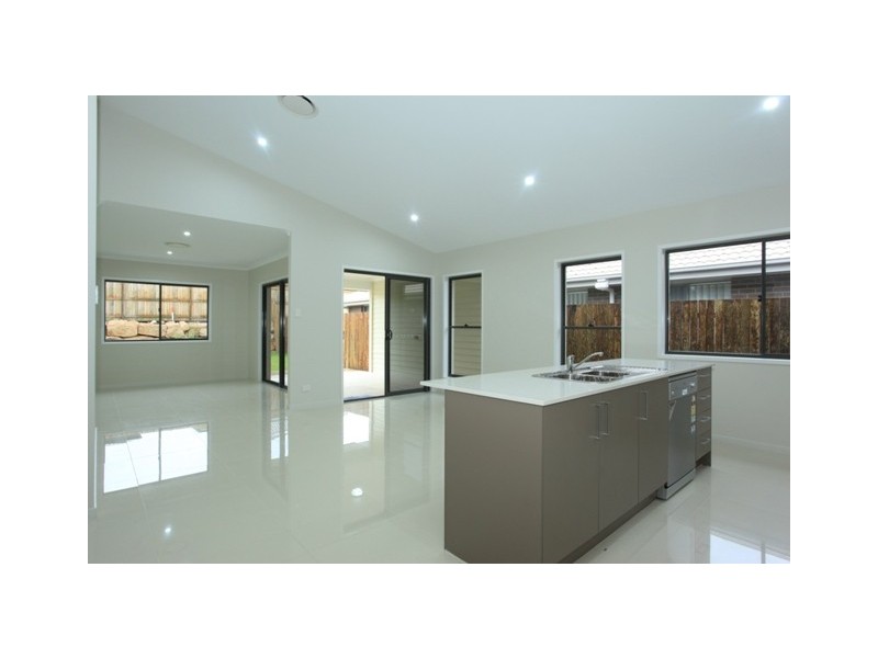 72 Mackintosh Drive, North Lakes QLD 4509