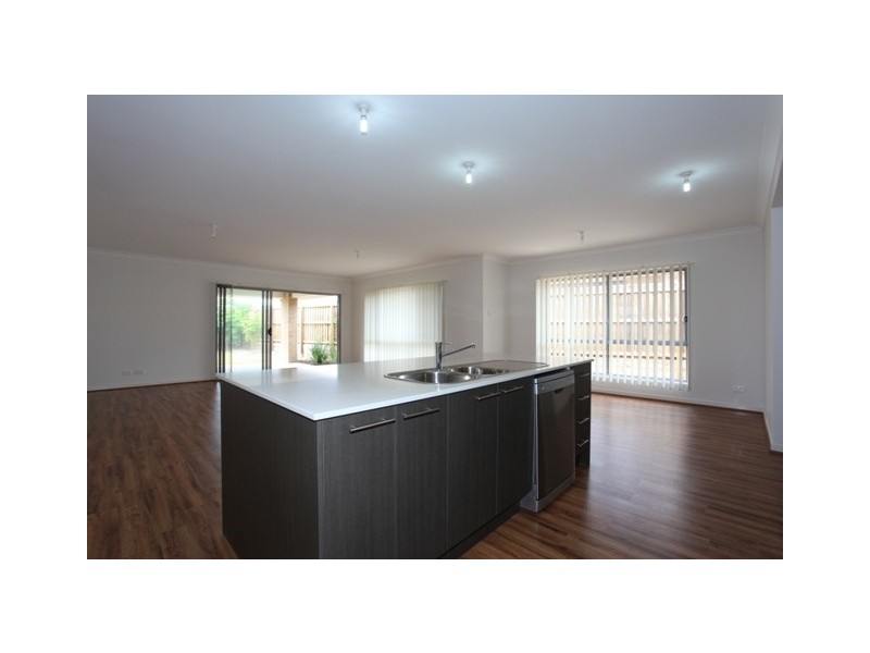 128 Mackintosh Drive, North Lakes QLD 4509