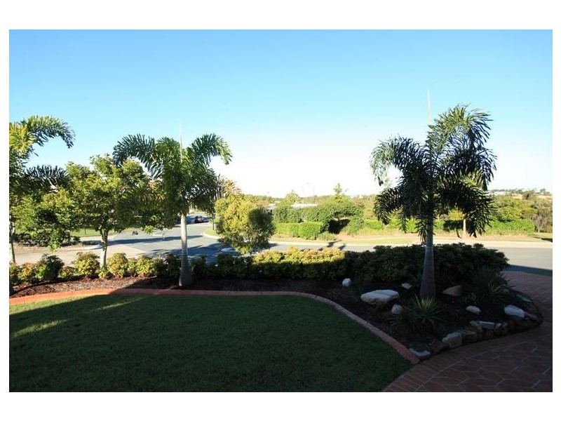 6 Lochside Drive, North Lakes QLD 4509