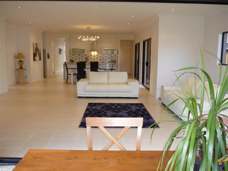 7 Wombat Parade, North Lakes QLD 4509