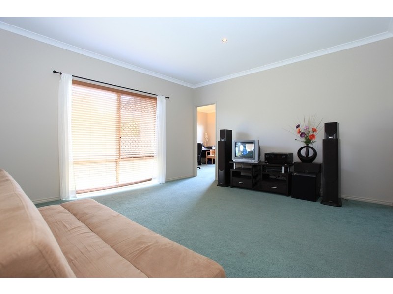 33 Cottonwood Circuit, North Lakes QLD 4509