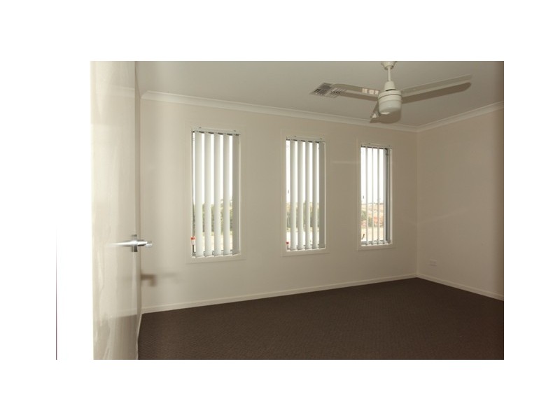 27 Dunes Crescent, North Lakes QLD 4509